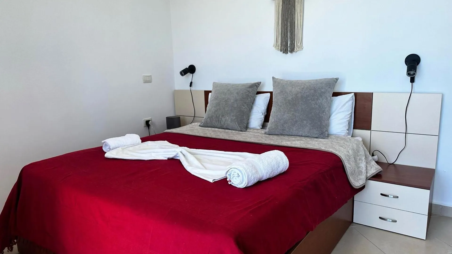 Seaview Apartment! Public Parking Near The App! Sarande 0*,