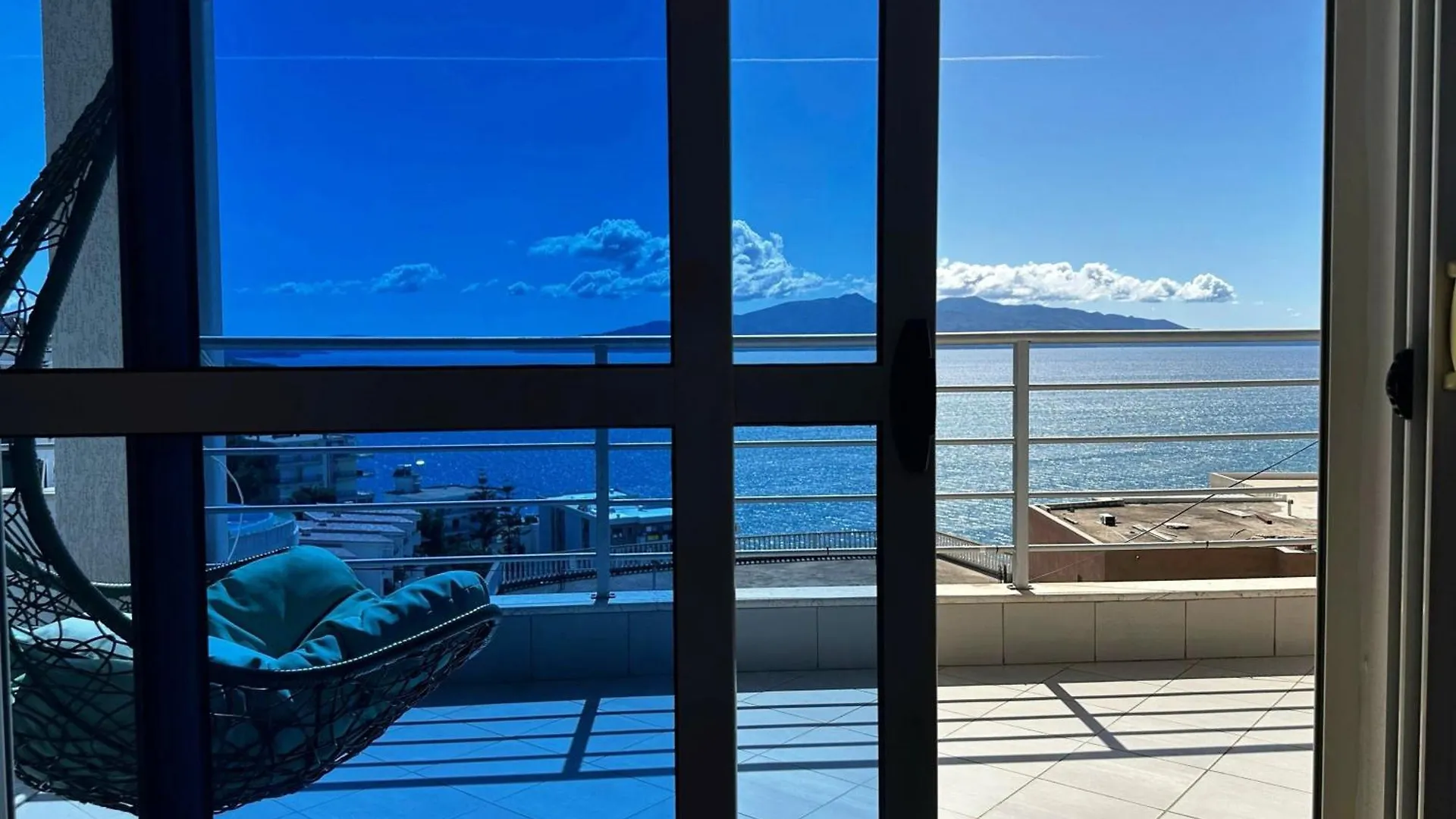 Seaview Apartment! Public Parking Near The App! contacts